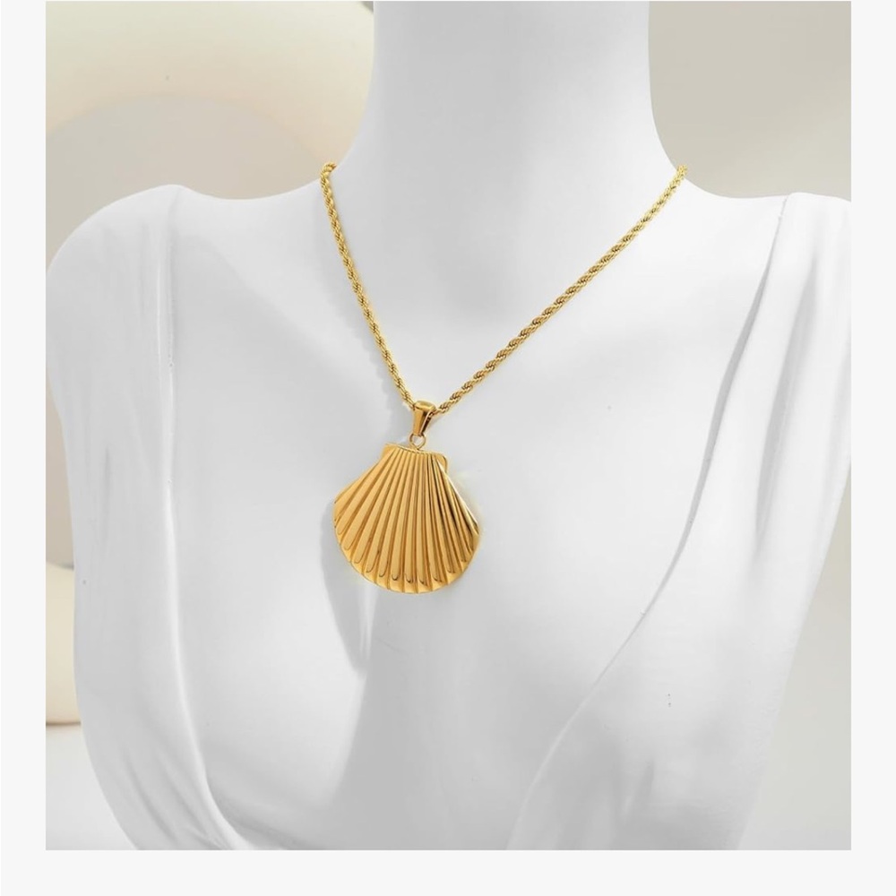 Elegant Gold Shell Necklace - Picture 2 of 10